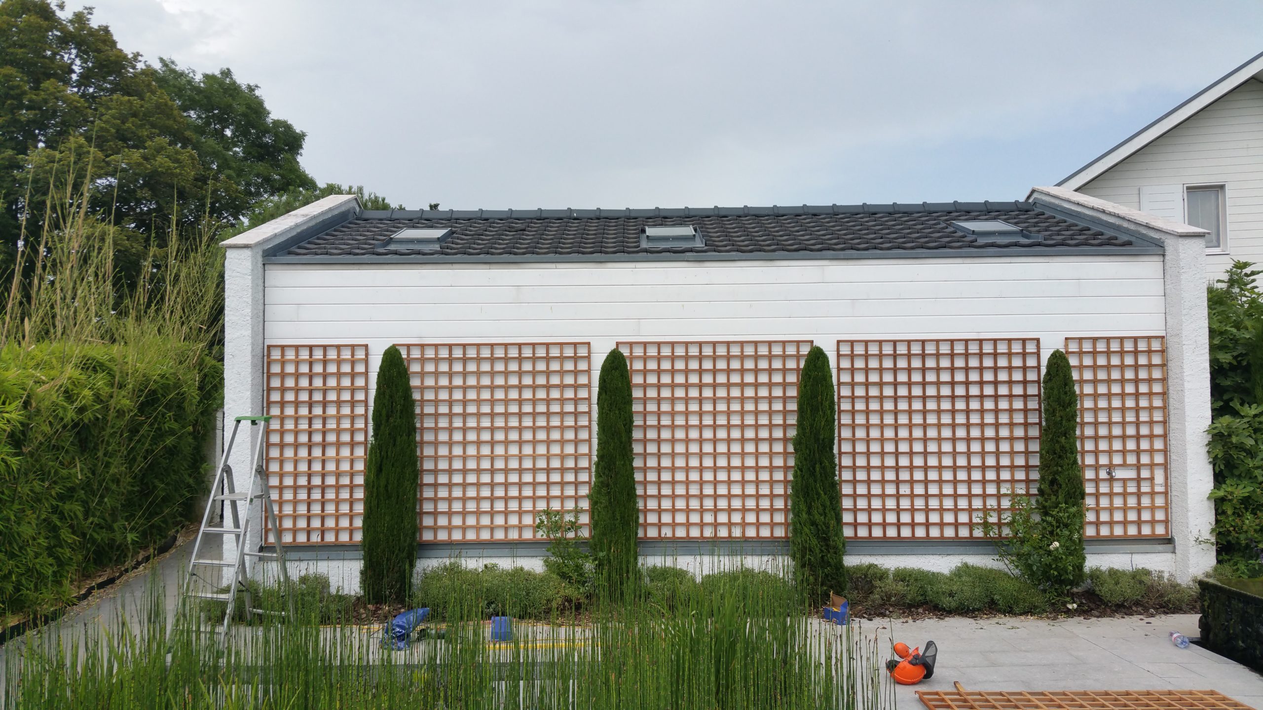 Palissade bois contre façade