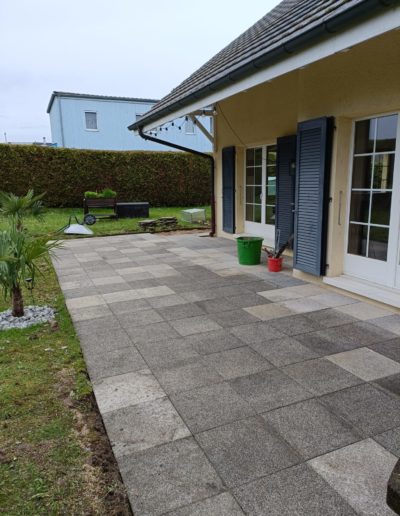 Rénovation et réutilisation de dalles en béton 50x50 : nettoyage et repose sur lit de gravier de 4/8mm à Avenches