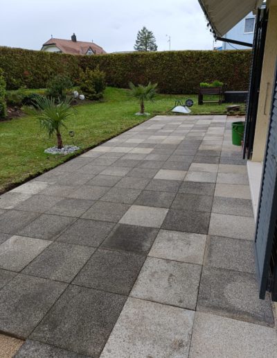 Rénovation et réutilisation de dalles en béton 50x50 : nettoyage et repose sur lit de gravier de 2/4mm à Avenches