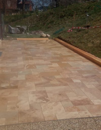 Pose de terrasse en dalles de travertin en opus romain par votre paysagiste à Avenches