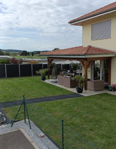 Résultat final entretien de gazon et bordures nettes par un paysagiste