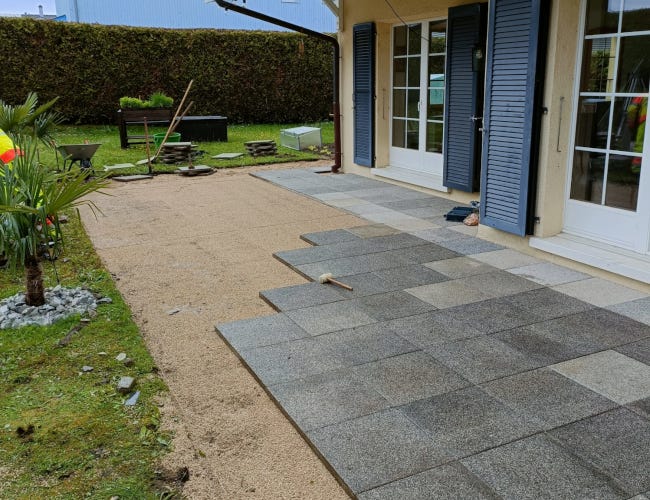 Une grande terrasse se transforme, prête à accueillir vos moments de convivialité.